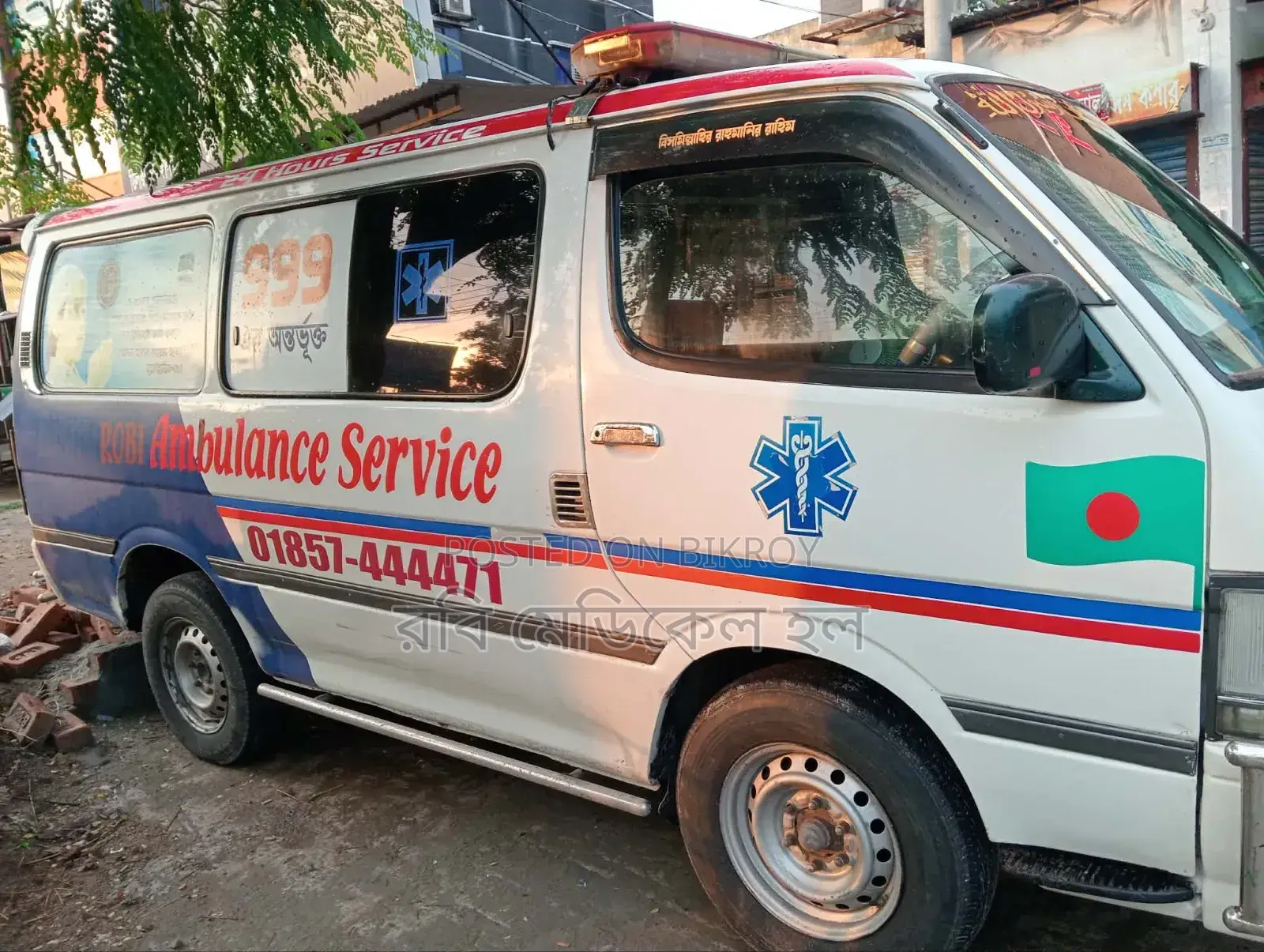 টয়োটা হাইএস ২০০৪ সাদা