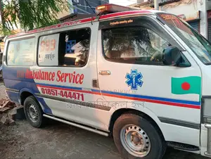 টয়োটা হাইএস ২০০৪ সাদা