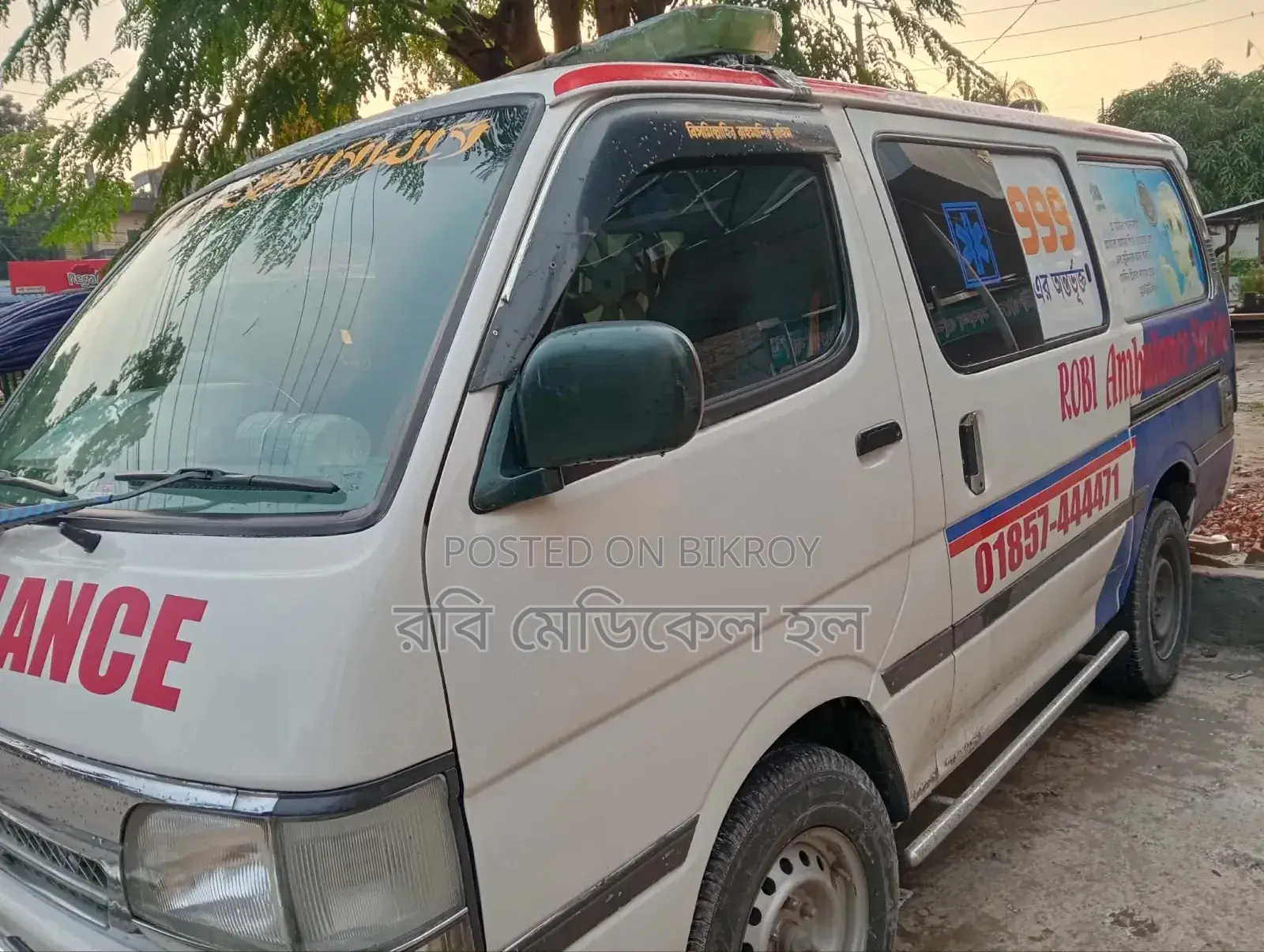 টয়োটা হাইএস ২০০৪ সাদা