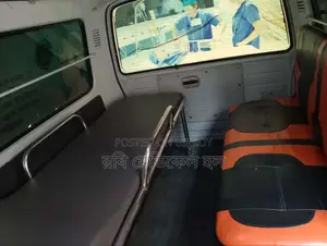 টয়োটা হাইএস ২০০৪ সাদা