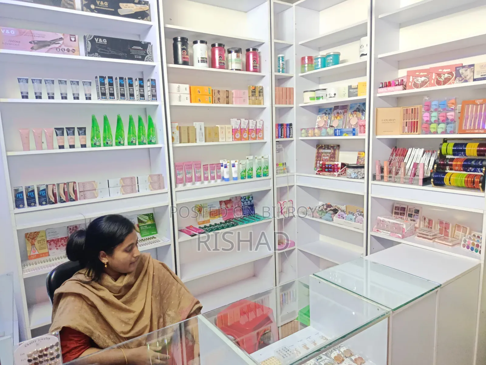Running Cosmetic Shop+Beauty Parlour