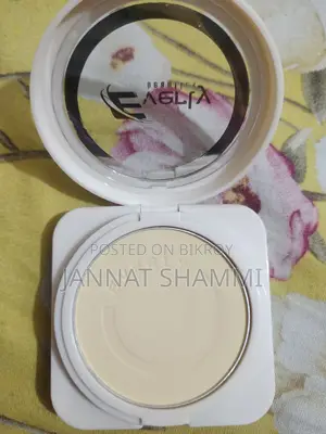 Everly Beauties Compact Powder, Shade - Banana
