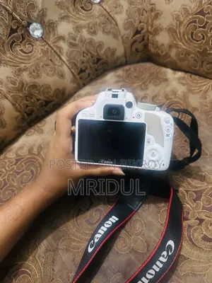 সাদা Canon Eos 100d ডিএসএলআর ক্যামেরা (১৮-৫৫ মিমি কিট লেন্স অন্তর্ভুক্ত)