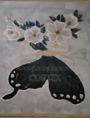 এটি একটি প্রজাপতি এবং ফুলের হাতে তৈরি মিশ্র-মিডিয়া আর্টওয়ার্ক।