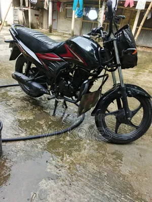 সুজুকি হায়াতে ২০২২ কালো