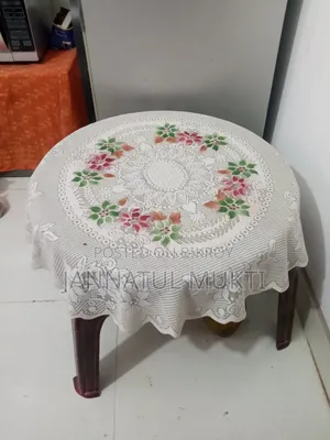 ছোট একটি টেবিল বিক্রয় করা হবে।