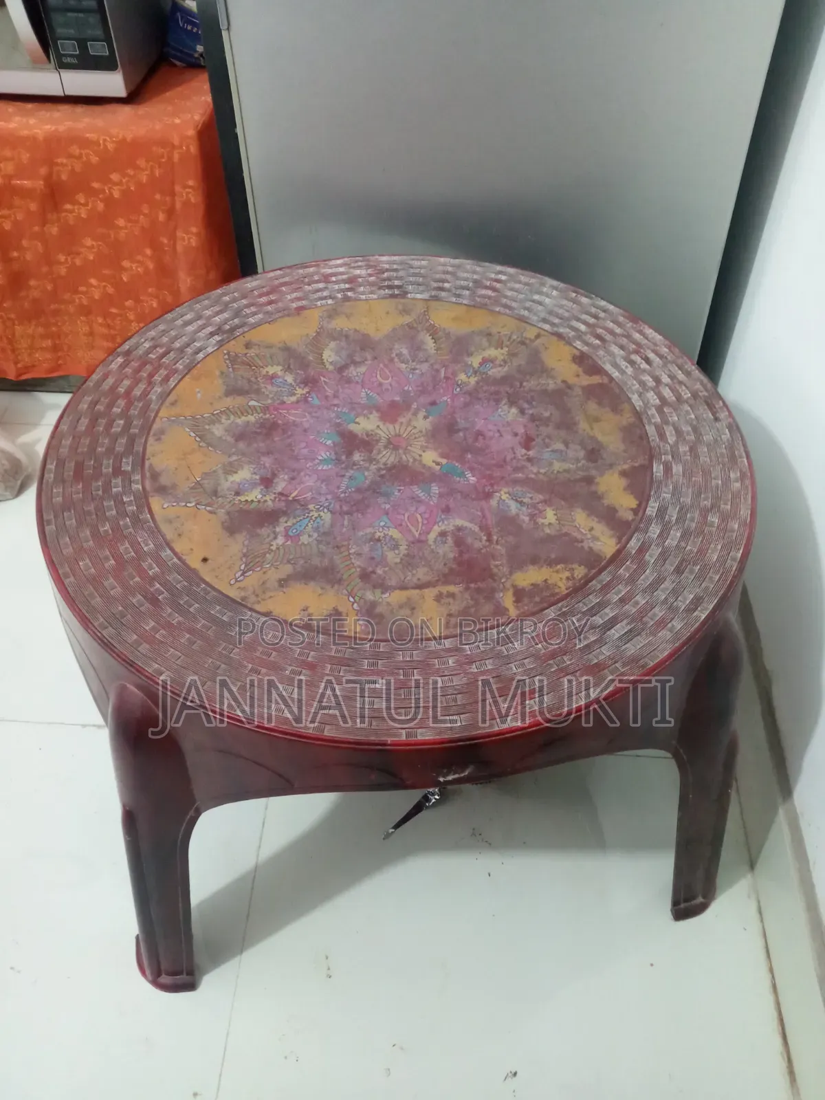 ছোট একটি টেবিল বিক্রয় করা হবে।