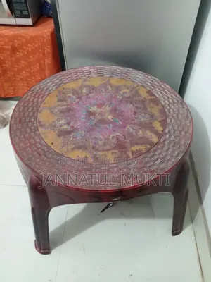 ছোট একটি টেবিল বিক্রয় করা হবে।