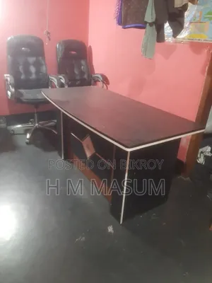 ২টি অফিস চেয়ার এবং ১টি টেবিল