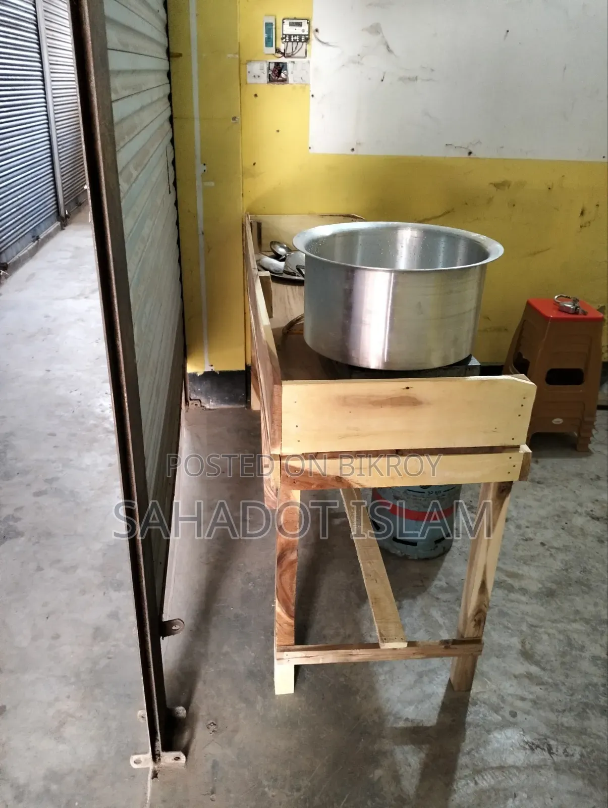 বাবুর্চি এবং বিক্রি করা,খাবার বানানো এবং বিক্রি করা
