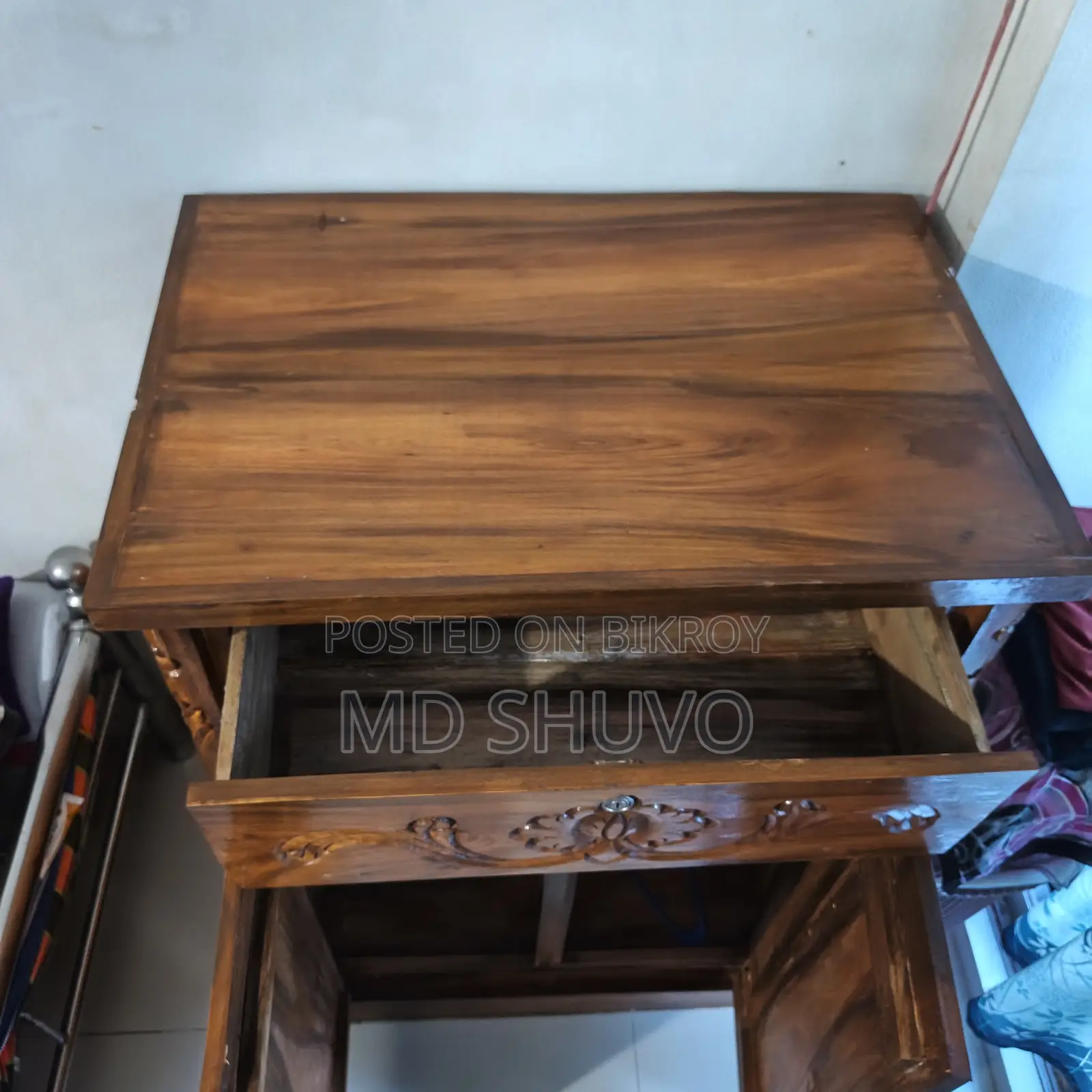 কাঠের ওয়াল শোকেস এবং কাঠের শাড়ির রাখার ওয়ারড্রব