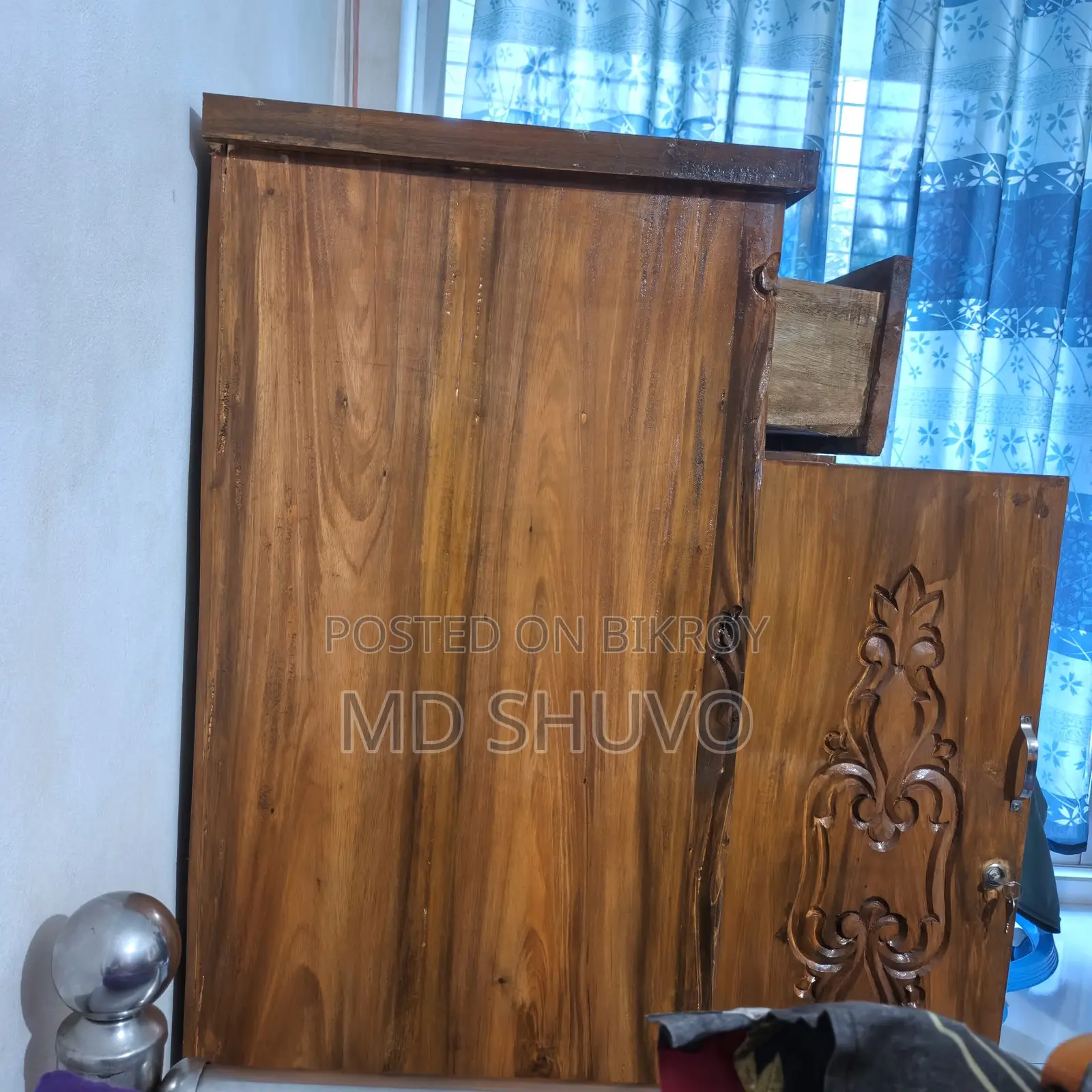 কাঠের ওয়াল শোকেস এবং কাঠের শাড়ির রাখার ওয়ারড্রব