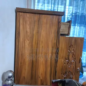 কাঠের ওয়াল শোকেস এবং কাঠের শাড়ির রাখার ওয়ারড্রব