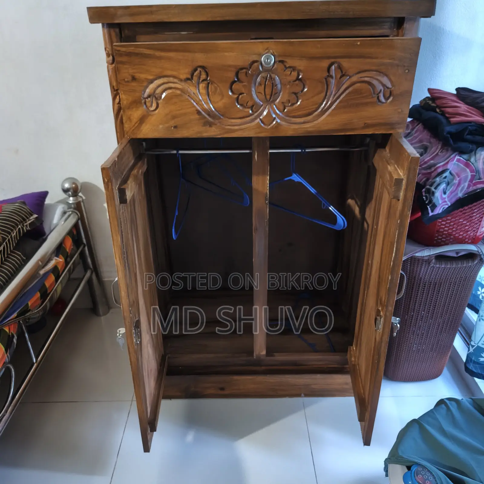 কাঠের ওয়াল শোকেস এবং কাঠের শাড়ির রাখার ওয়ারড্রব
