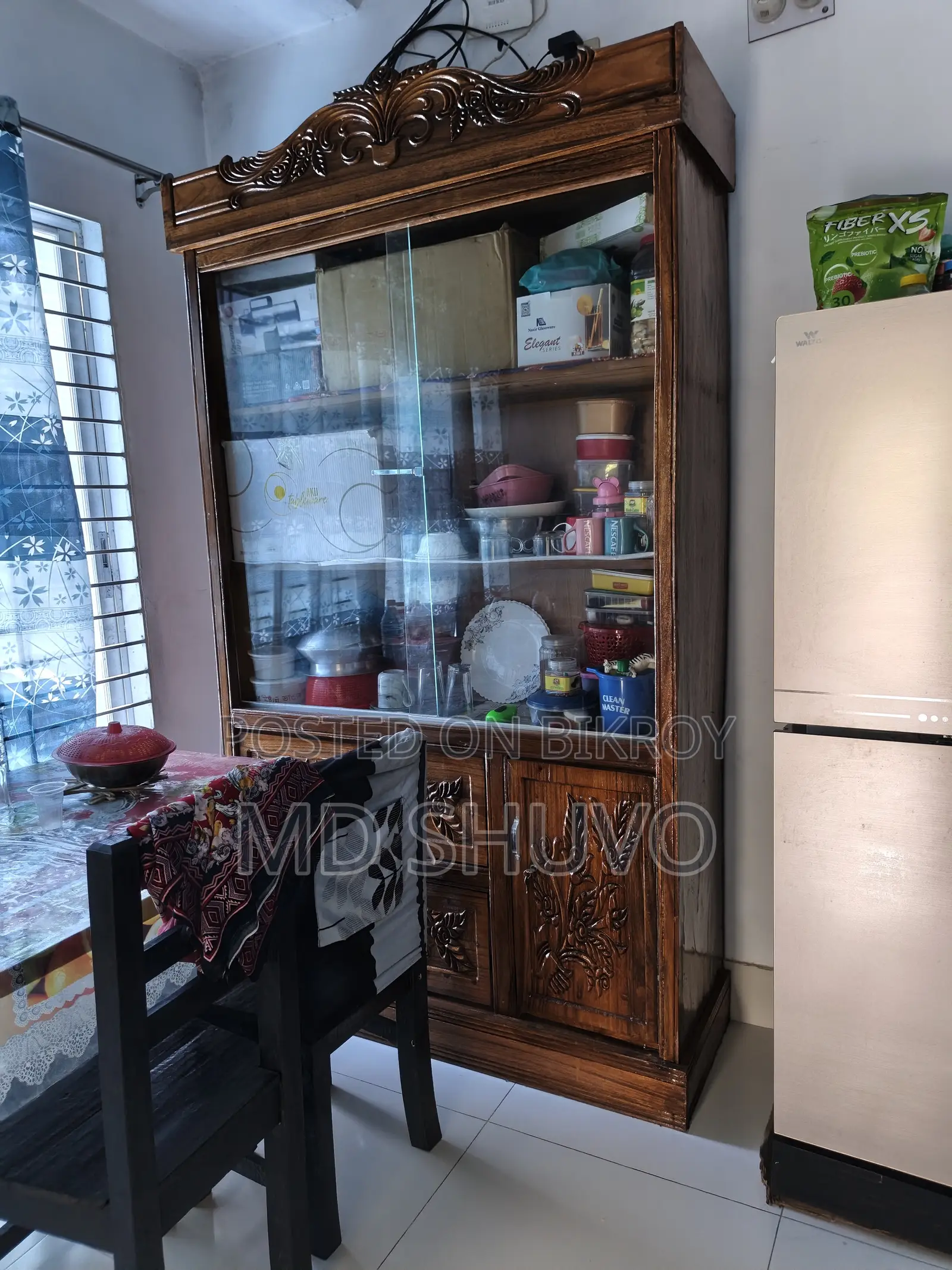 কাঠের ওয়াল শোকেস এবং কাঠের শাড়ির রাখার ওয়ারড্রব