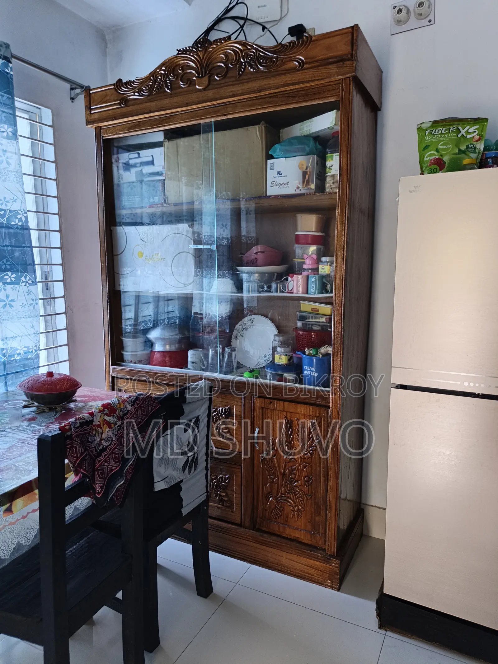 কাঠের ওয়াল শোকেস এবং কাঠের শাড়ির রাখার ওয়ারড্রব
