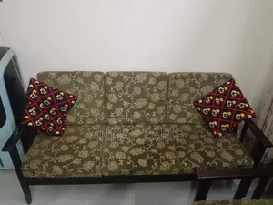 ৩টি সোফা এবং একটি গ্লাস টেবিল