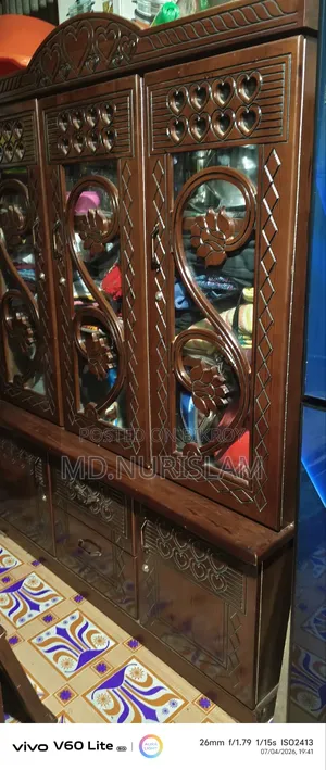 Showcase like new