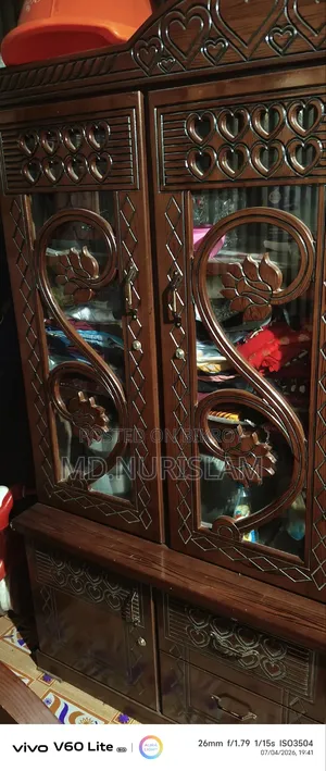 Showcase like new