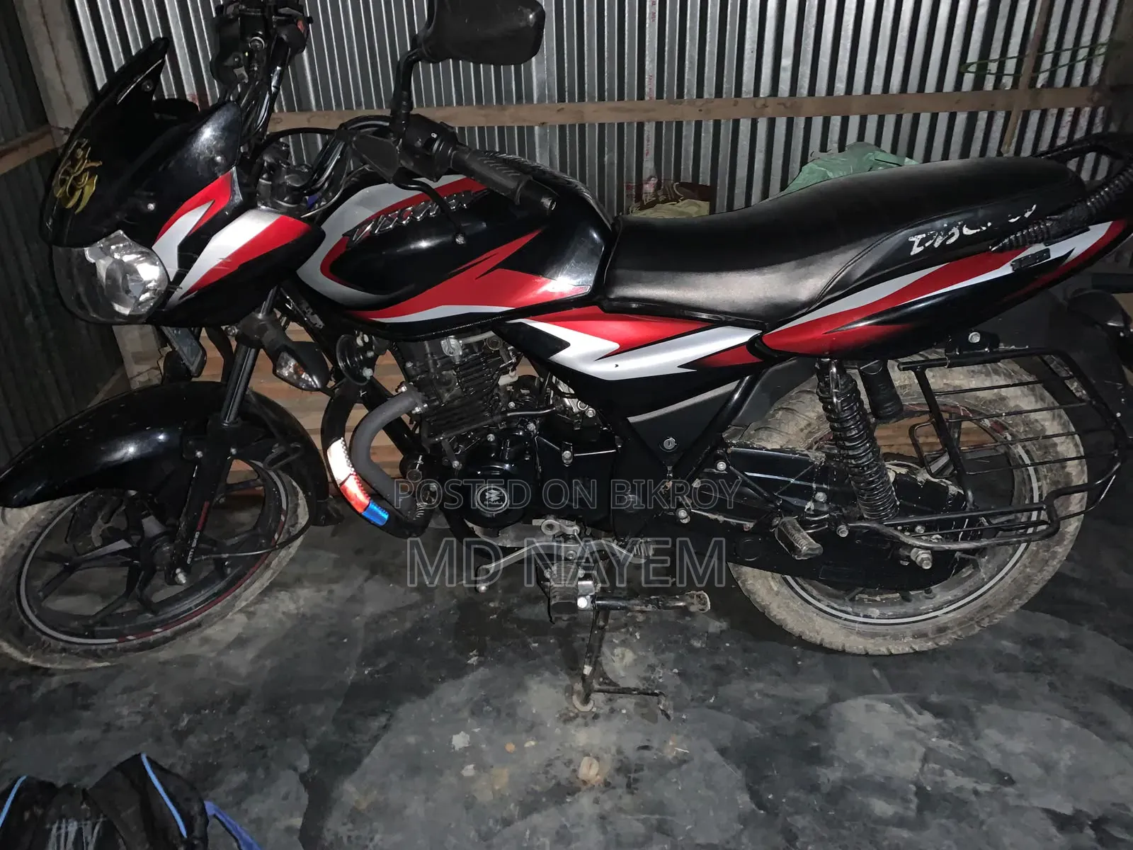 বাজাজ ডিসকভার ১২৫ ২০২৫ কালো