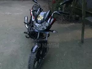 বাজাজ ডিসকভার ১২৫ ২০২৫ কালো