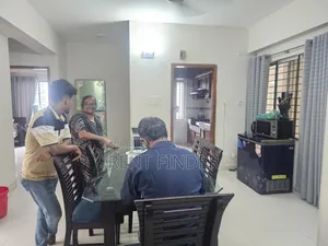 গুলশানে ৪-বেডরুমের ফার্নিশড অ্যাপার্টমেন্ট ভাড়ার জন্য