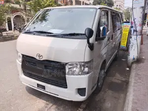 টয়োটা হাইএস ২০২১ হোয়াইট