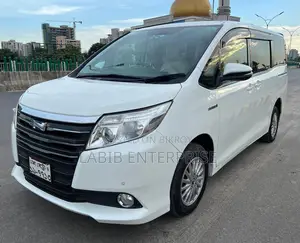 টয়োটা নোয়া ১.৮ ফ্রন্ট-হুইল ড্রাইভ হাইব্রিড (৭ সিটার) ২০১৪ পার্ল