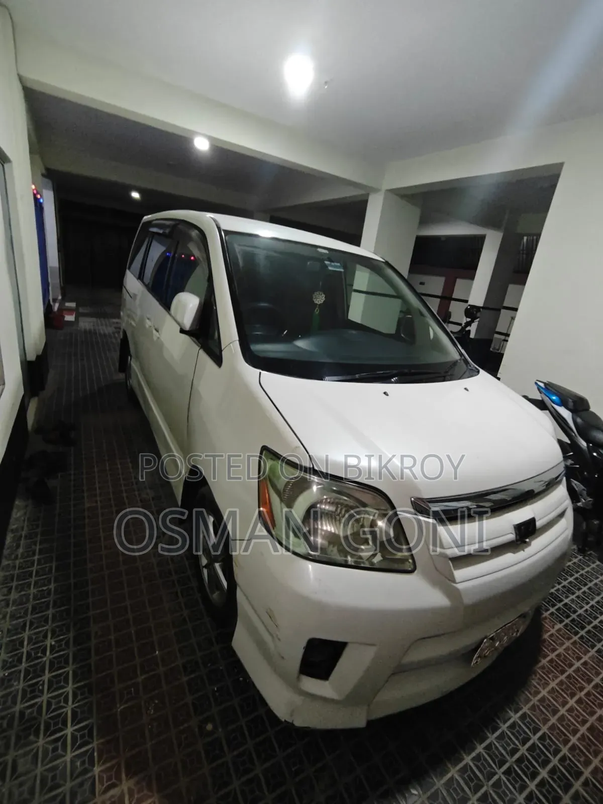 Toyota Noah 2.0 All Wheel Drive (8 Seater) 2005 Pearl