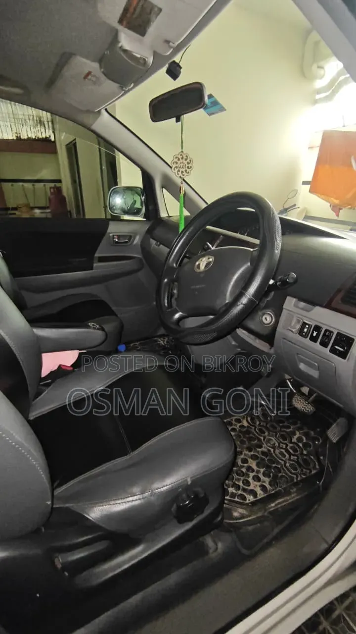 Toyota Noah 2.0 All Wheel Drive (8 Seater) 2005 Pearl