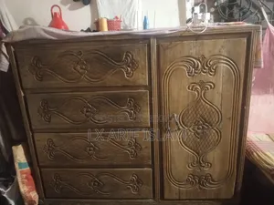 কাঠের ওয়ারড্রোব
