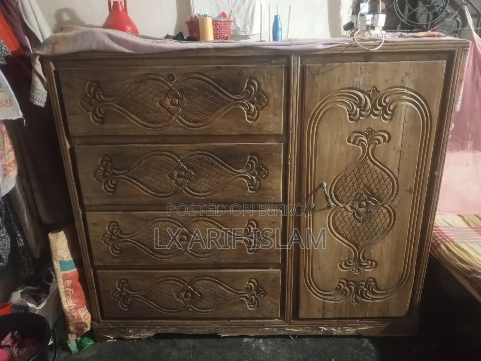 কাঠের ওয়ারড্রোব