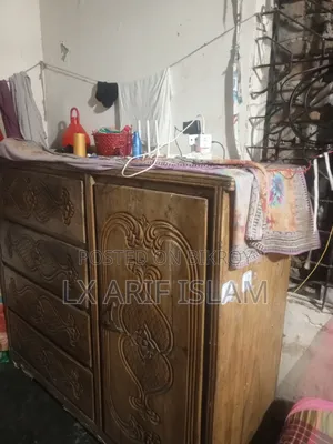 কাঠের ওয়ারড্রোব