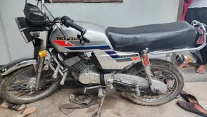 হোন্ডা ২০০০ সাদা