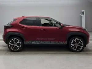 টয়োটা ইয়ারিস ক্রস ২০২২ লাল
