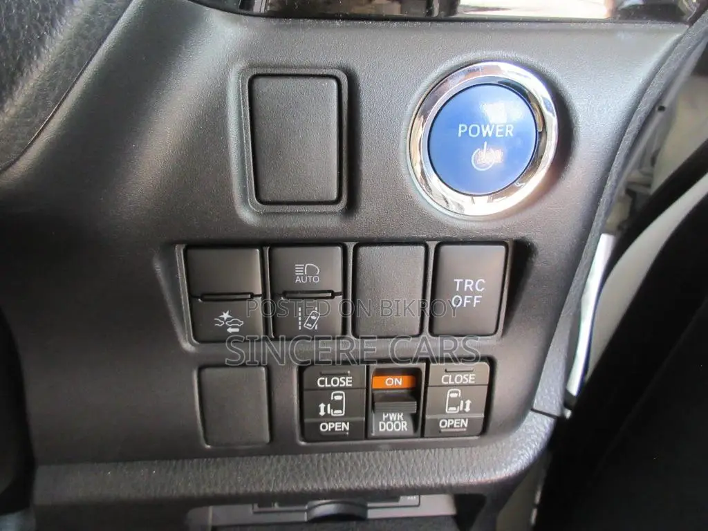 Toyota Esquire 2021 Pearl