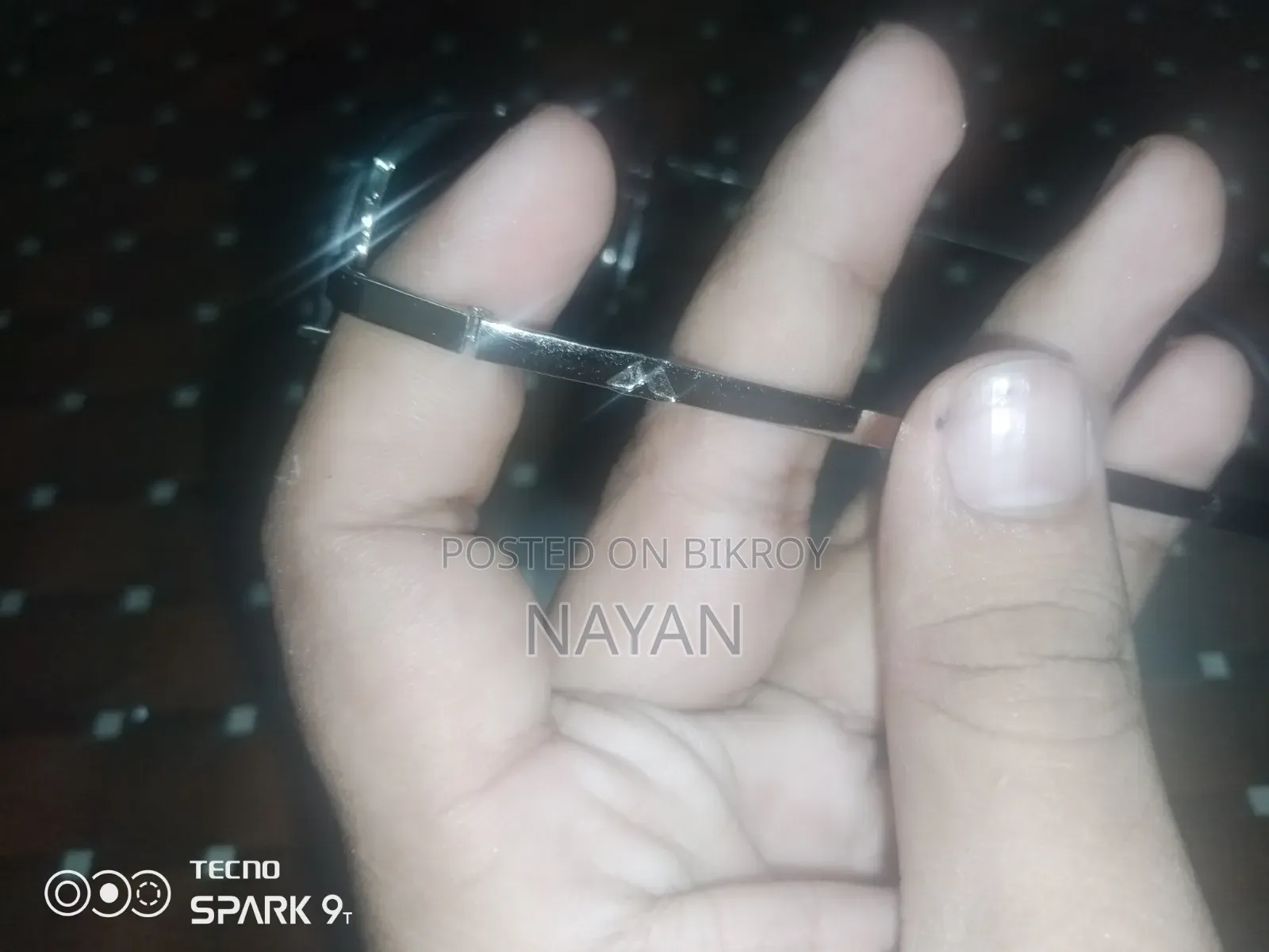 চশমাটি এসে নিয়ে যেতে হবে