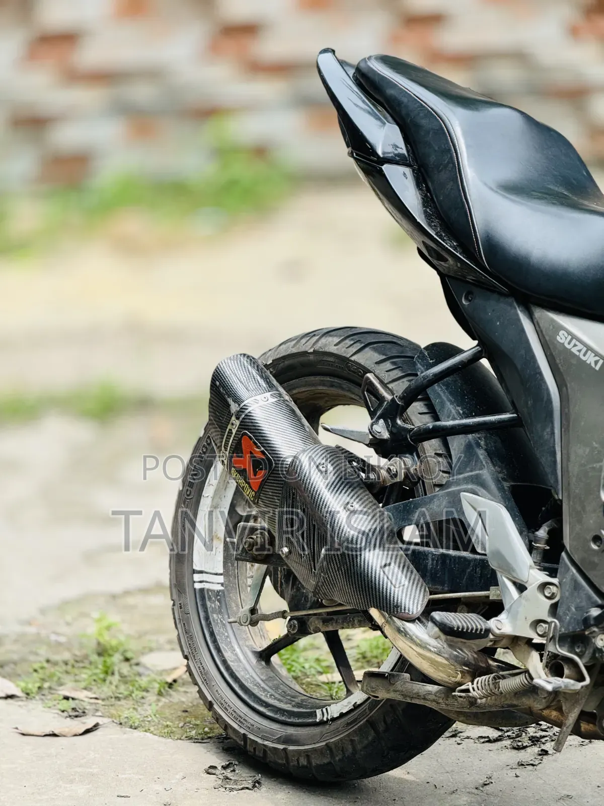New R1 2025 Black