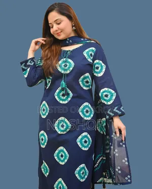 সফ্ট কটন ফেব্রিক্সের চুনরি প্রিন্টের
টার্সেল লাগানো থ্রি পিস কালেকশন।