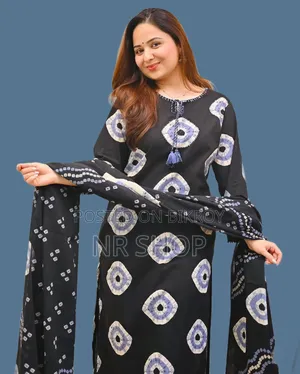 সফ্ট কটন ফেব্রিক্সের চুনরি প্রিন্টের
টার্সেল লাগানো থ্রি পিস কালেকশন।