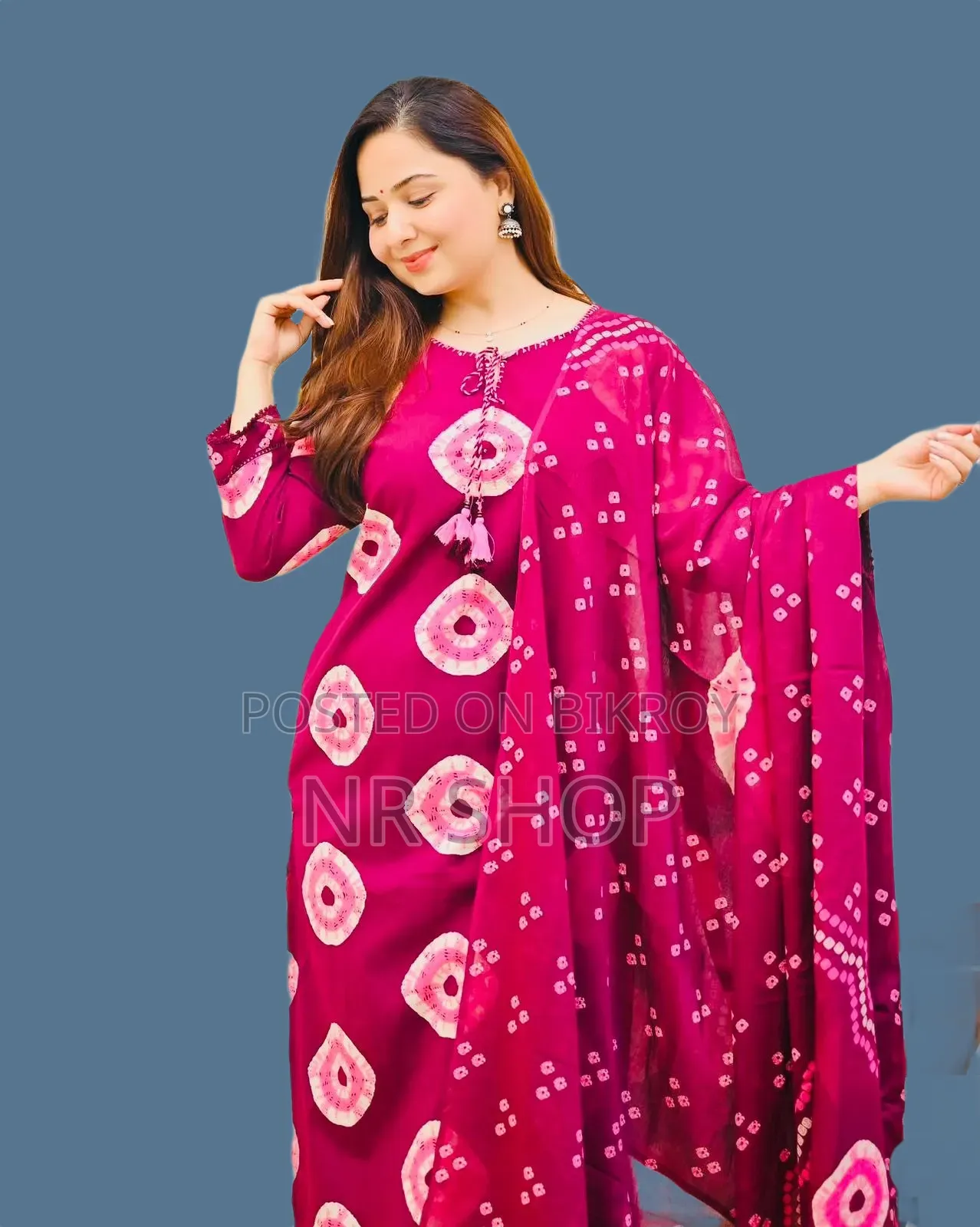সফ্ট কটন ফেব্রিক্সের চুনরি প্রিন্টের
টার্সেল লাগানো থ্রি পিস কালেকশন।