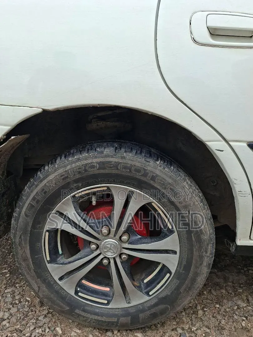 টয়োটা কারিনা ১৯৯৪ সাদা