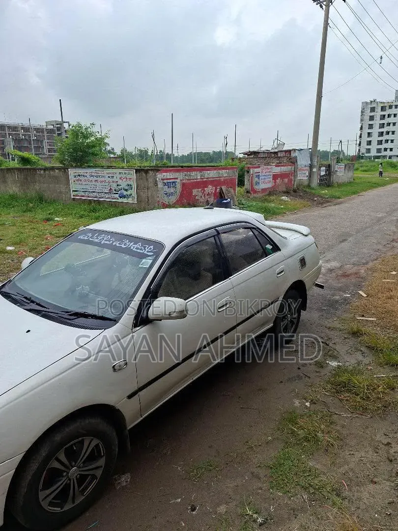 টয়োটা কারিনা ১৯৯৪ সাদা