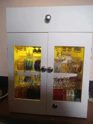 হাতের তৈরি কাঠের আলমারি