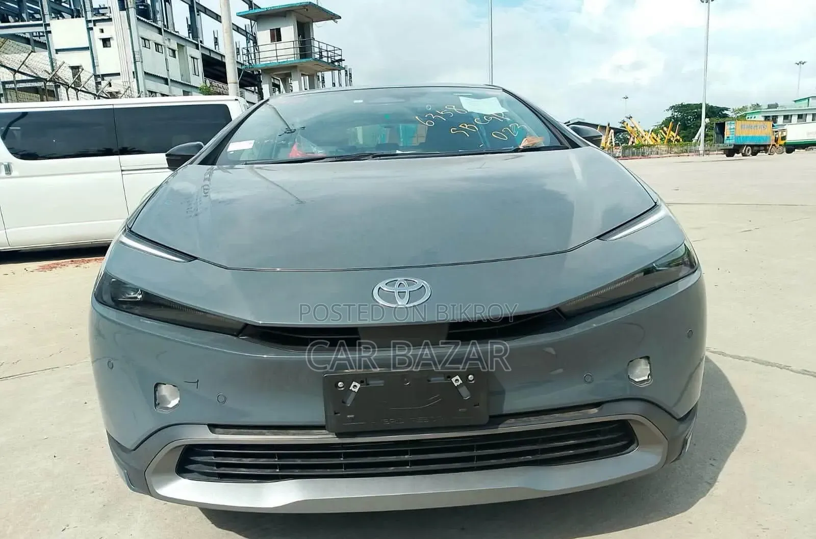 নতুন টয়োটা প্রিয়াস ২০২৩ ধূসর