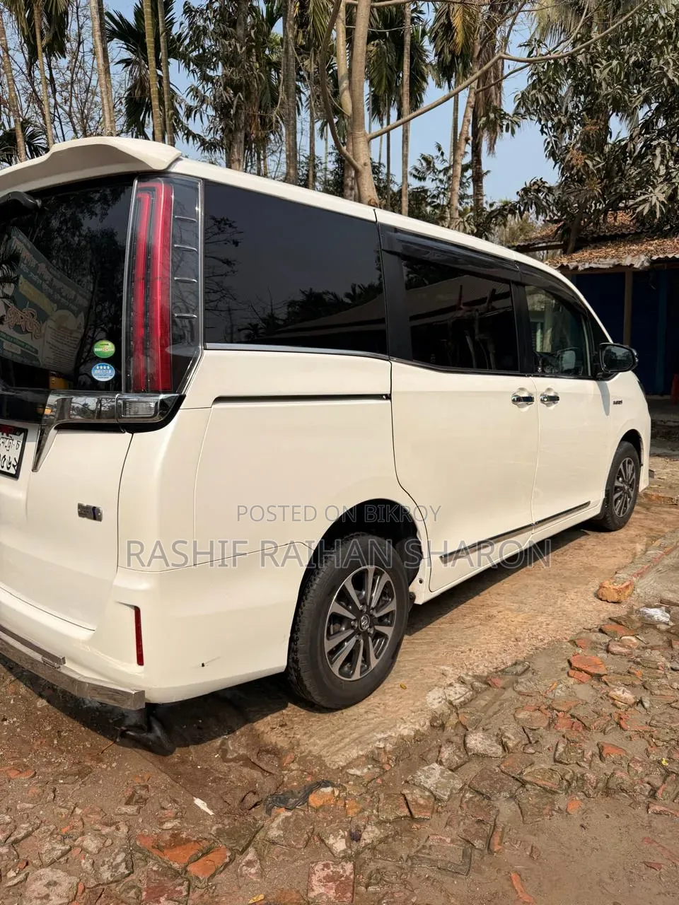 Toyota Esquire 1.8 FWD Hybrid (7 seater) 2018 Pearl
