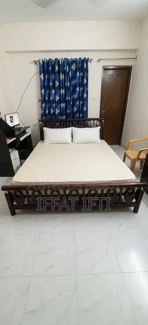 হাতিলের কিং সাইজ বেড এবং ওয়ারড্রোব