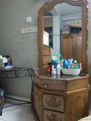 কাঠের ড্রেসিং টেবিল