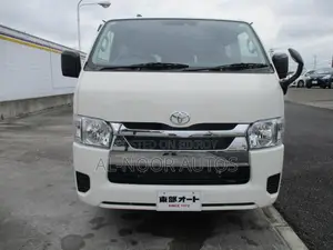 Toyota HiAce ২০২১ সাদা