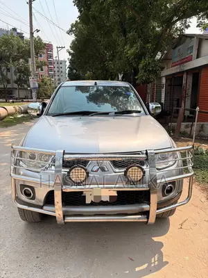 Mitsubishi Pajero 2015 Silver